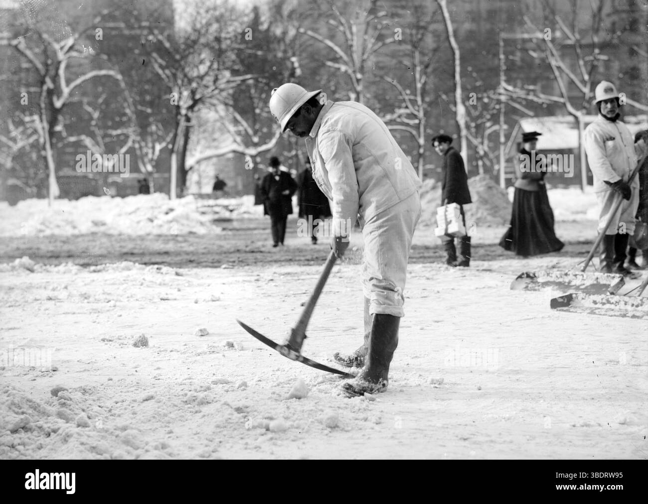 Pulizia delle strade dopo la tempesta di neve, New York, America nel 1908 Foto Stock