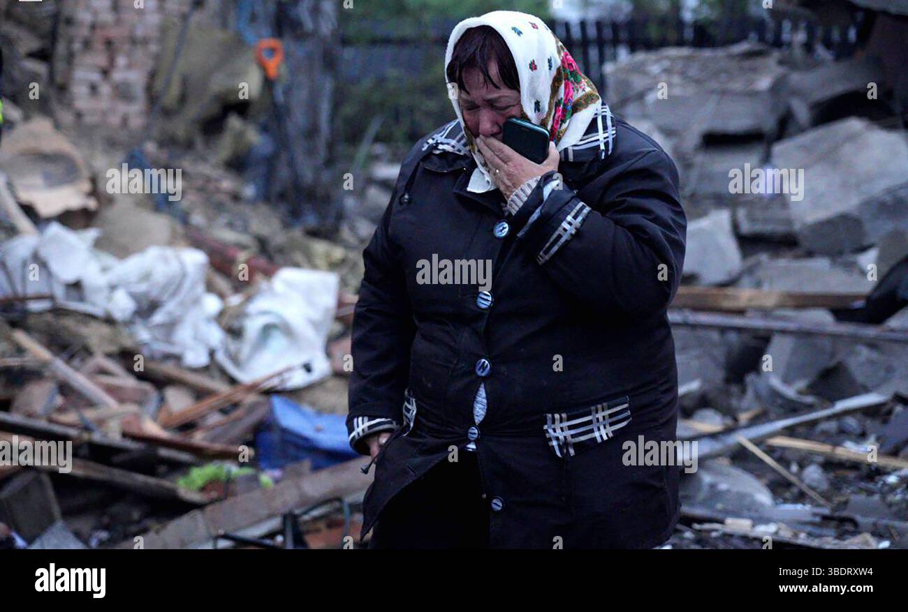 Kiev, Ucraina. 25 maggio 2025. Kiev, Ucraina. 25 maggio 2025. Una donna Ucraina cammina attraverso le macerie sul sito di un attacco aereo russo in Ucraina. Scioperi russi hanno ucciso almeno 12 persone in Ucraina, durante la notte, domenica 25 maggio 2025, i funzionari hanno detto, mentre Kiev e Mosca scambiavano il fuoco in mezzo a un importante scambio di prigionieri in corso. I servizi di emergenza ucraini hanno descritto una notte di "terrore" mentre la Russia ha lanciato una seconda notte consecutiva di massicci attacchi aerei sull'Ucraina, anche sulla capitale Kiev. Foto di ucraino Stato servizio di emergenza servizio stampa/UPI credito: UPI/Alamy notizie in diretta credito: UPI/Ala Foto Stock