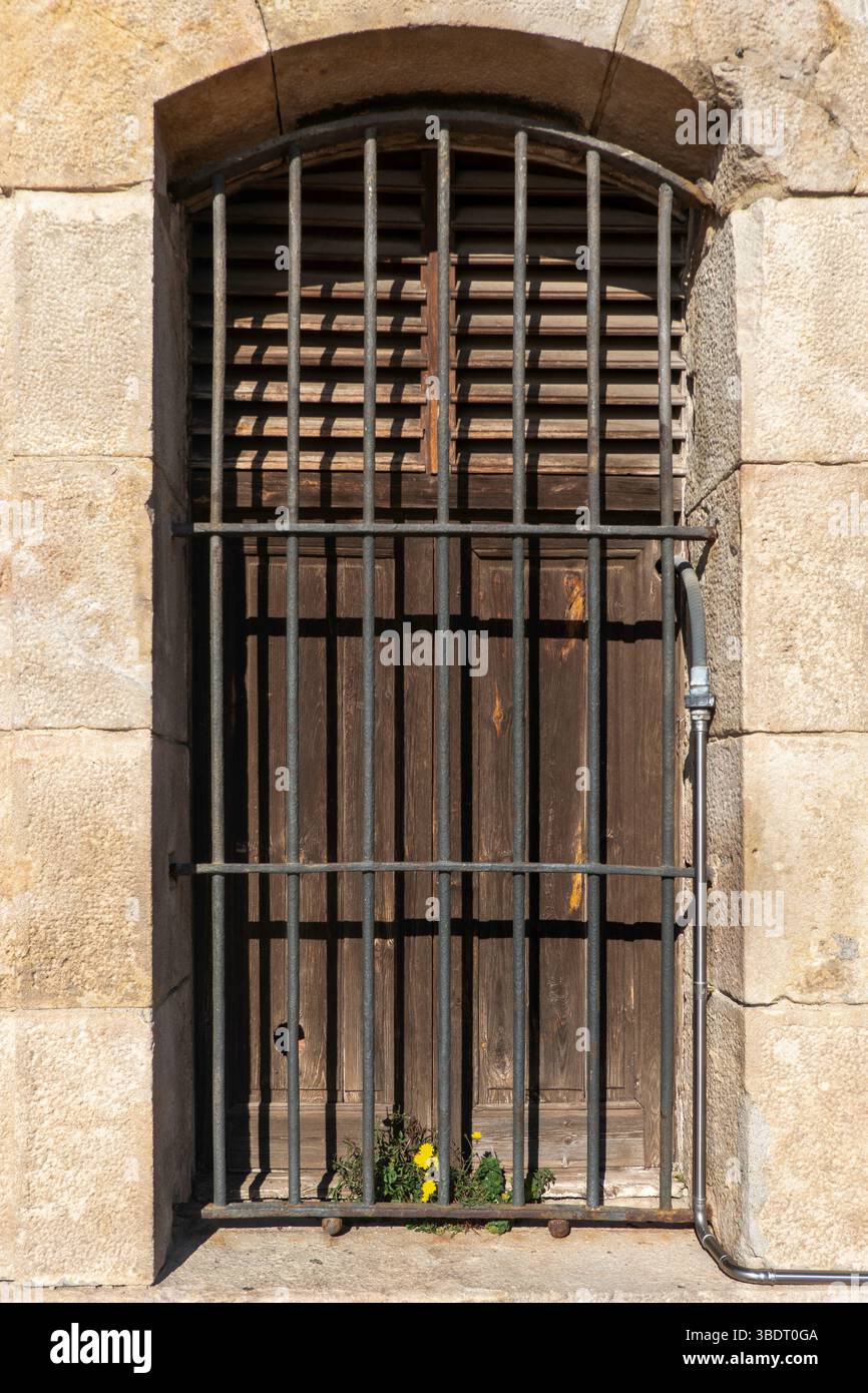 Una vecchia finestra del Castello di Montjuic, a Barcellona, ​​Catalonia, Spagna Foto Stock