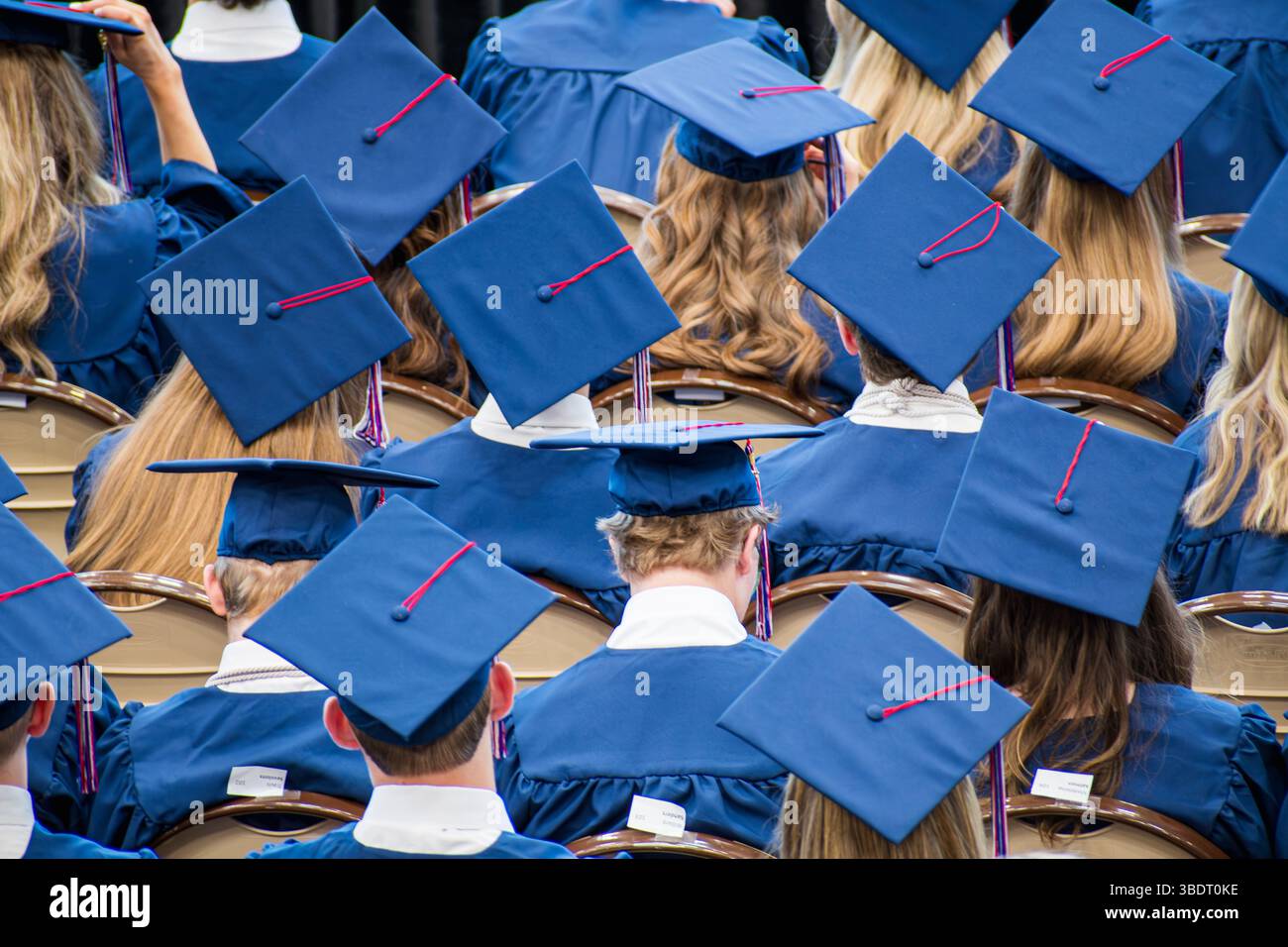 AMERICAN FORK, UT, USA – 24 MAGGIO 2025: Gli studenti che indossano cappelli di laurea si riuniscono in una scuola di American Fork, Utah, per celebrare i loro risultati. Foto Stock