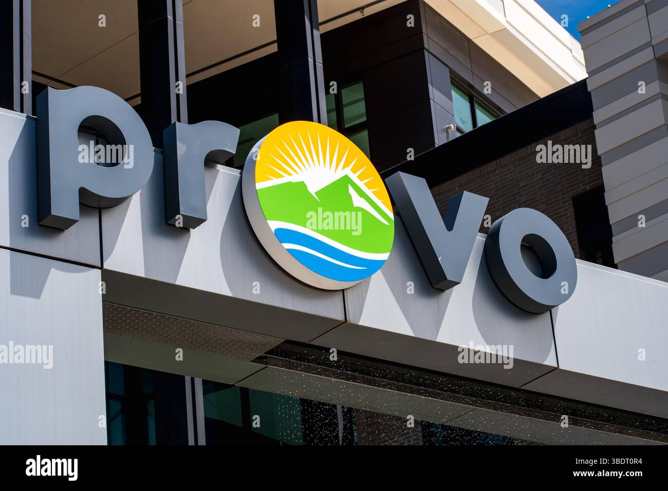 Provo, UT, Stati Uniti d'America – 24 maggio 2025: Il municipio di Provo funge da hub per il governo locale, i servizi pubblici e l'amministrazione della comunità. Foto Stock