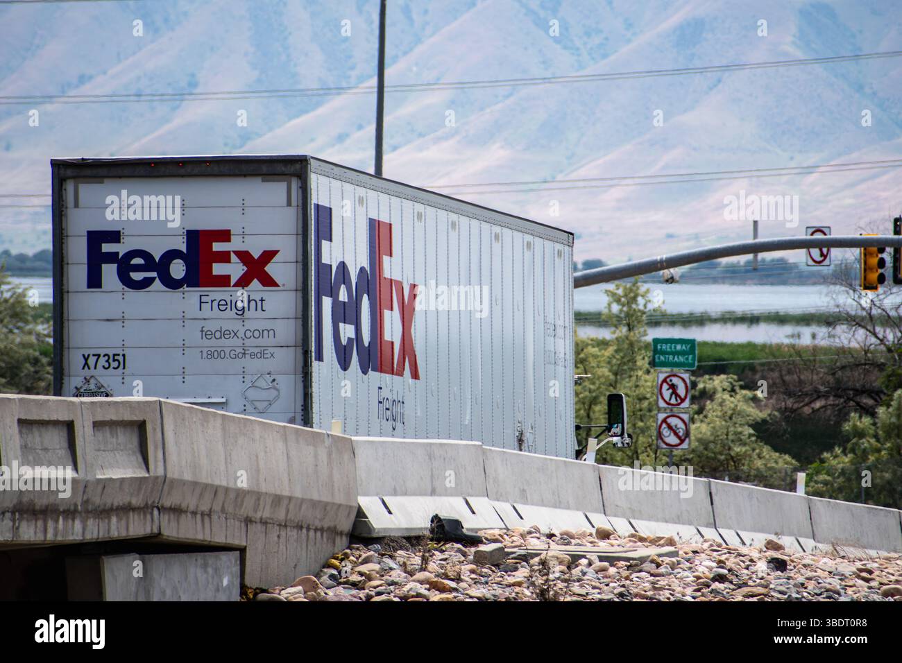 Provo, UT, USA – 24 maggio 2025: Un rimorchio FedEx attraversa Provo, mostrando la logistica regionale e le operazioni di consegna a livello nazionale dell'azienda. Foto Stock
