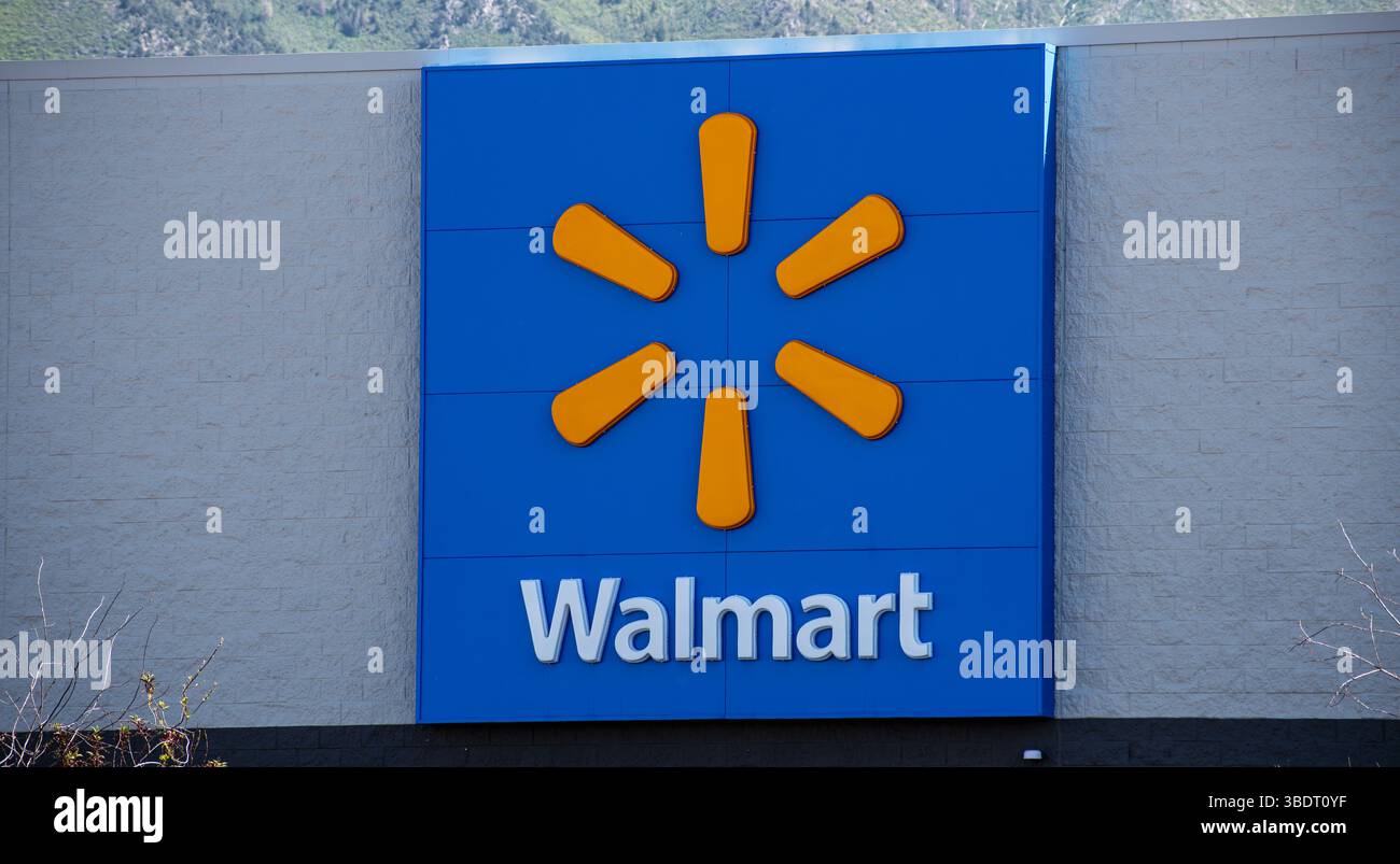 Payson, Utah, Stati Uniti – 24 maggio 2025: Il negozio Walmart di Payson offre generi alimentari, elettronica, abbigliamento e prodotti essenziali, servendo tutti i giorni la comunità locale. Foto Stock