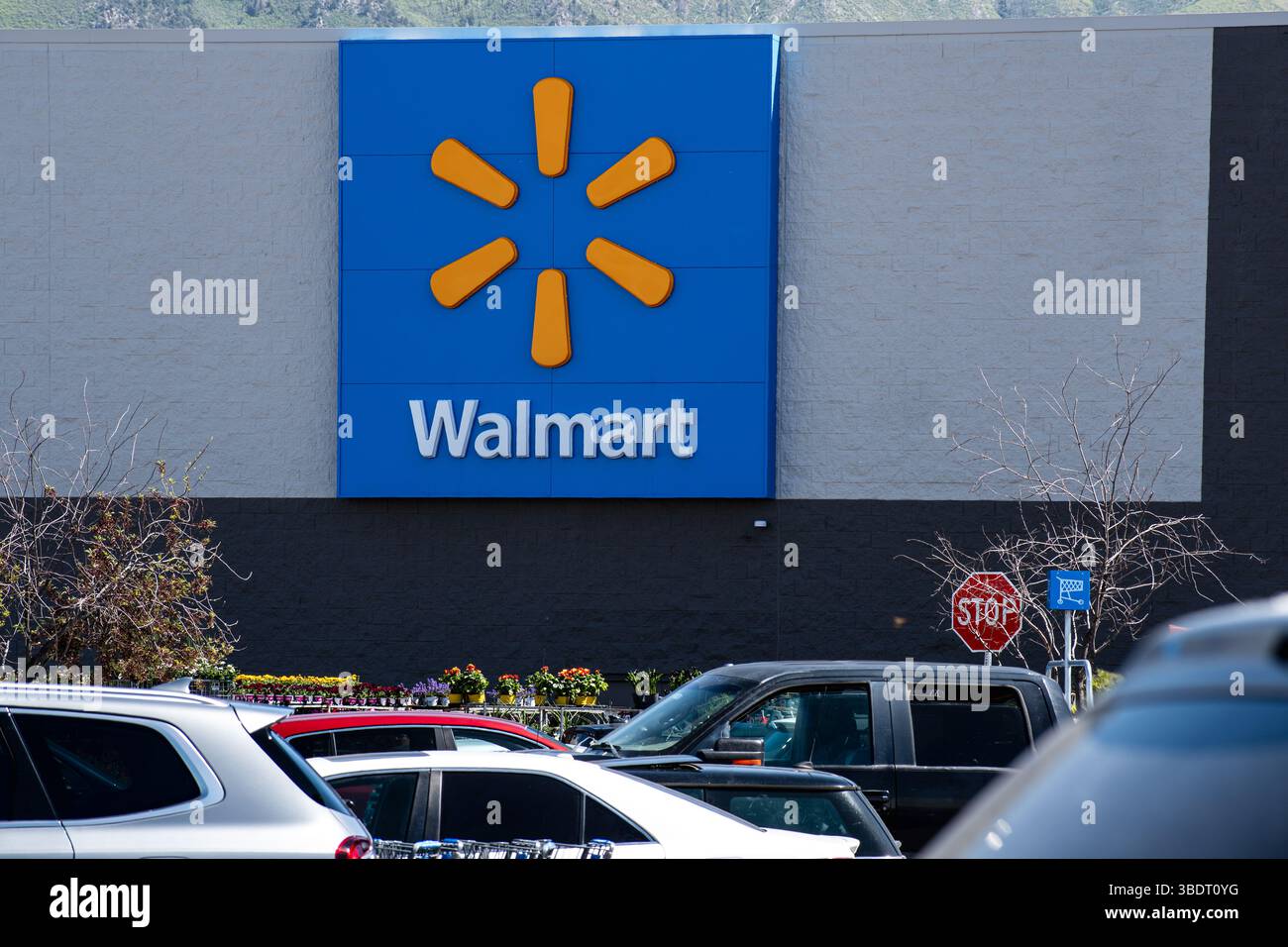 Payson, Utah, Stati Uniti – 24 maggio 2025: Il negozio Walmart di Payson offre generi alimentari, elettronica, abbigliamento e prodotti essenziali, servendo tutti i giorni la comunità locale. Foto Stock