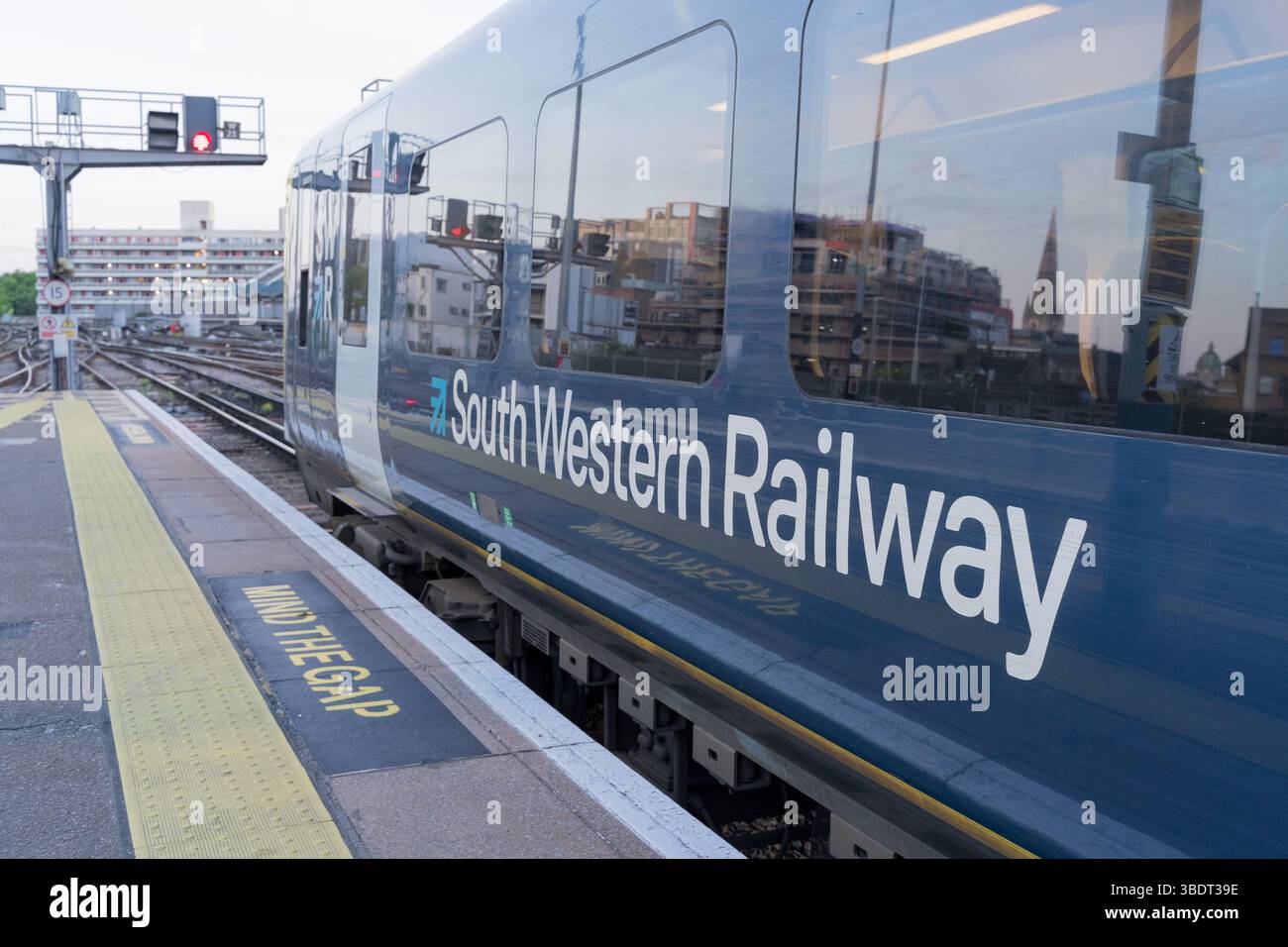 London Waterloo Terminal, Regno Unito – 25 maggio 2025: Passeggeri salgono a bordo e scendono dai treni della South Western Railway (SWR) il primo giorno dei servizi passeggeri nazionalizzati. Con la South Western Railway ora di proprietà pubblica, i servizi sono ufficialmente rinominati Great British Railway (GBR). Credito: Glosszoom/Alamy Live News. Foto Stock