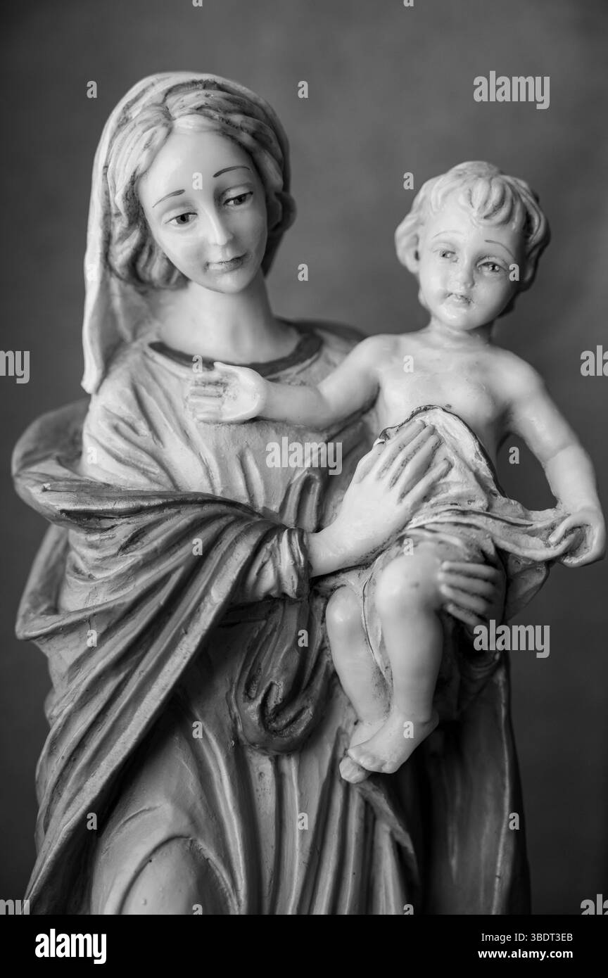Una statua della Vergine Maria con Gesù bambino. Foto Stock