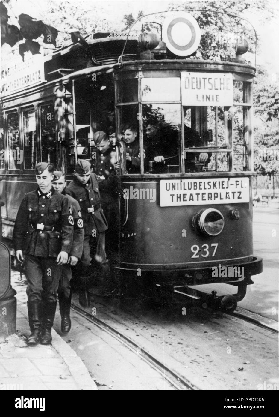 I soldati scendono da un tram di tipo B della linea "o" (lato numero 237) che percorre il percorso Plac UNII Lubelskiej - Plac Teatralny. L'iscrizione "Deutsche Linie" è visibile. Varsavia, Polonia 1941 Foto Stock