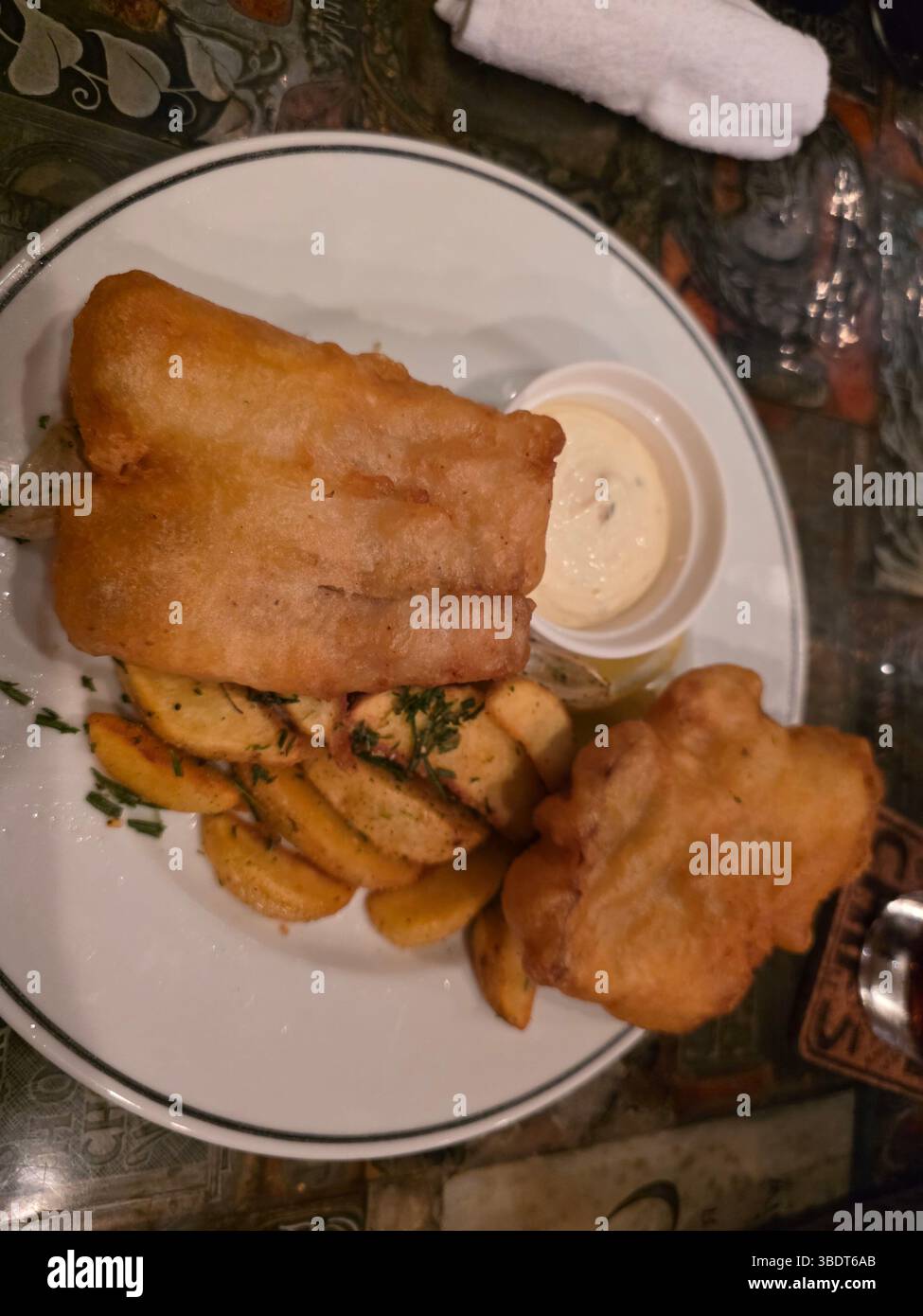 Pasto a base di pesce e patatine fritte Foto Stock