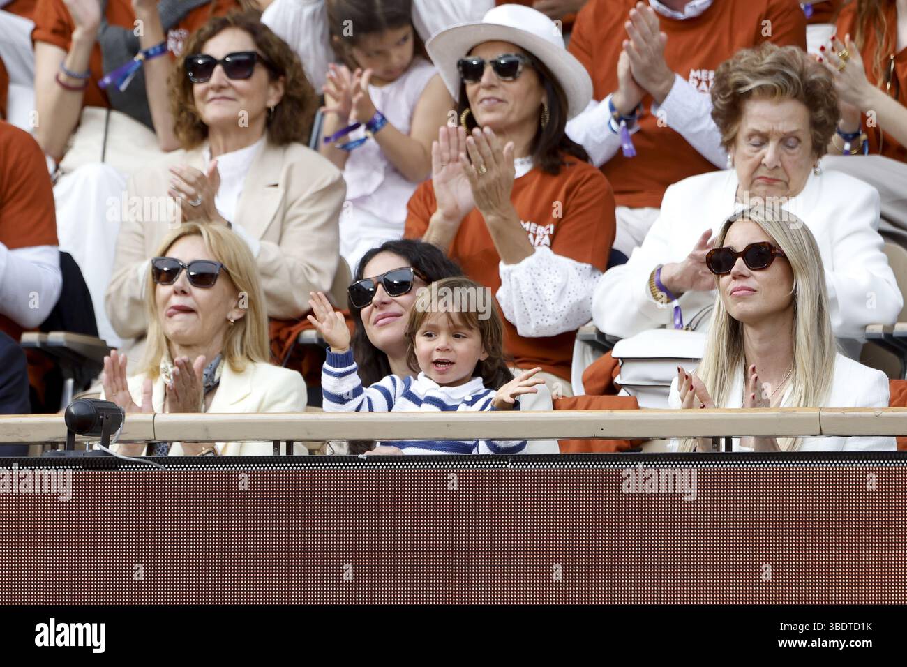 Ana Maria Parera, Maria Francisca Perello alias Xisca Perello e il figlio Rafael Nadal Junior, Maria Isabel Nadal durante la cerimonia per onorare Rafael Nadal per la sua carriera il giorno 1 del Roland-Garros 2025, Open di Francia, torneo di tennis del grande Slam il 25 maggio 2025 allo stadio Roland-Garros di Parigi, Francia Foto Stock