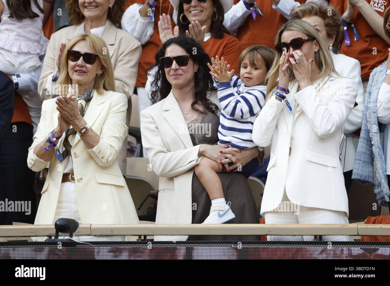 Ana Maria Parera, Maria Francisca Perello alias Xisca Perello e il figlio Rafael Nadal Junior, Maria Isabel Nadal durante la cerimonia per onorare Rafael Nadal per la sua carriera il giorno 1 del Roland-Garros 2025, Open di Francia, torneo di tennis del grande Slam il 25 maggio 2025 allo stadio Roland-Garros di Parigi, Francia Foto Stock
