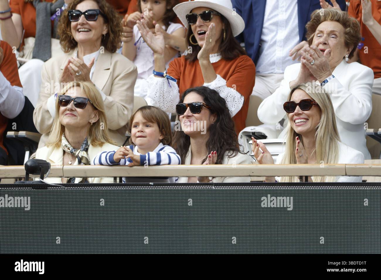 Ana Maria Parera, Maria Francisca Perello alias Xisca Perello e il figlio Rafael Nadal Junior, Maria Isabel Nadal durante la cerimonia per onorare Rafael Nadal per la sua carriera il giorno 1 del Roland-Garros 2025, Open di Francia, torneo di tennis del grande Slam il 25 maggio 2025 allo stadio Roland-Garros di Parigi, Francia Foto Stock