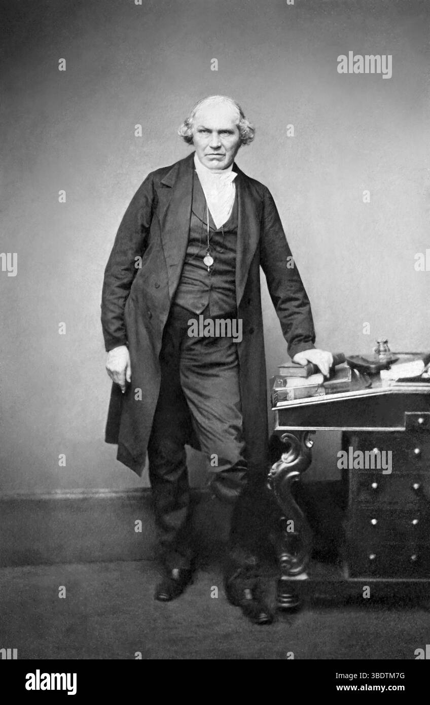 William Whewell FRS FGS (1794-1866) è stato un polimatematico inglese, figura di spicco nella scienza del XIX secolo. Era uno scienziato, matematico, filosofo, teologo, sacerdote anglicano, poeta e storico della scienza. Ha contribuito a numerosi termini scientifici alla lingua inglese, tra cui il termine scienziato, insieme a fisico, ione, catodo, catastrofismo, e l'uniformitarismo, tra gli altri. Whewell era anche noto per la sua opposizione all'evoluzione e per la sua visione che le prove osservabili del disegno in natura indicavano un Creatore intelligente divino. (Foto c1860s di Maull & Polyblank) Foto Stock