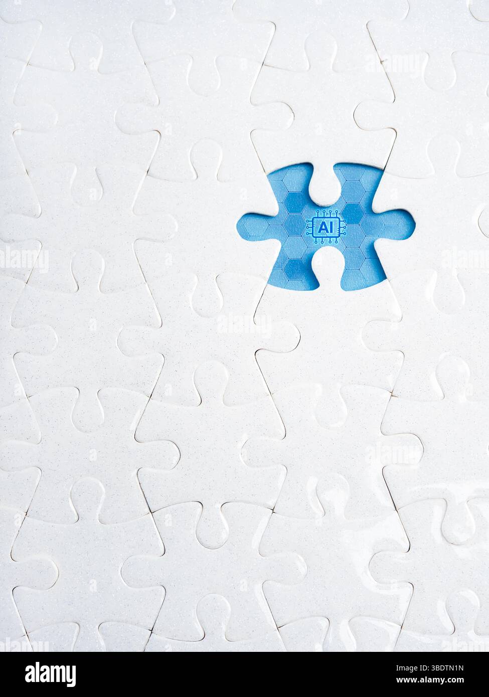 Soluzione aziendale, risoluzione con strumenti di assistenza intelligente, concetto tecnologico. Icona chip AI sul pezzo mancante, spazio vuoto blu, spazio vuoto circondato da Foto Stock