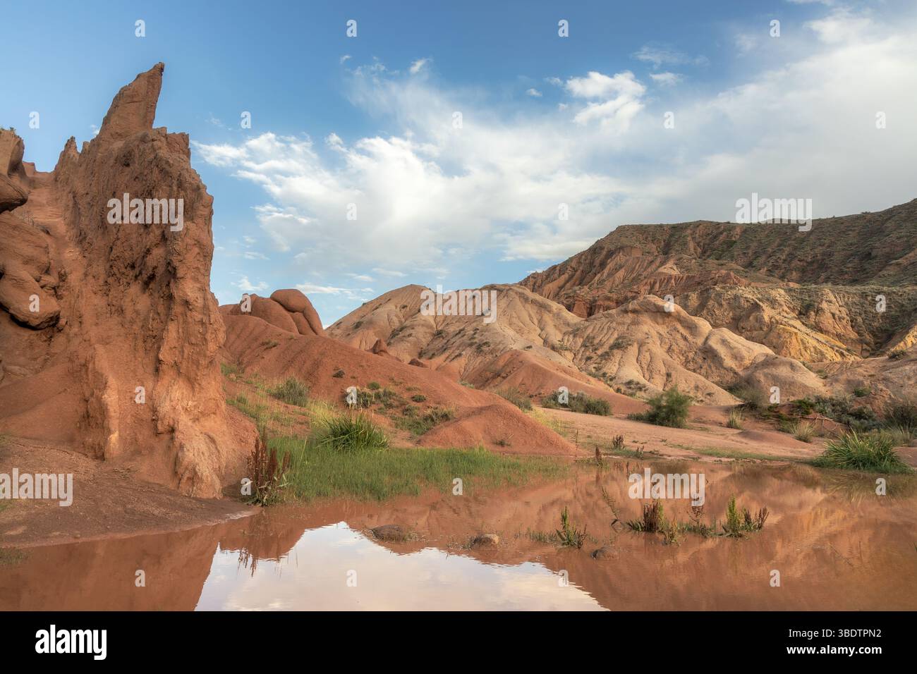 Panoramiche formazioni geologiche di arenaria rossa e paesaggio arido del canyon "Fairy tale" in Kirghizistan Foto Stock