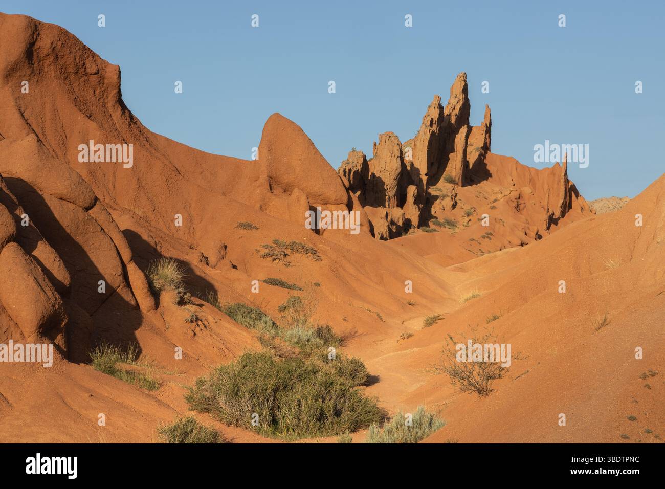 Panoramiche formazioni geologiche di arenaria rossa e paesaggio arido del canyon "Fairy tale" in Kirghizistan Foto Stock