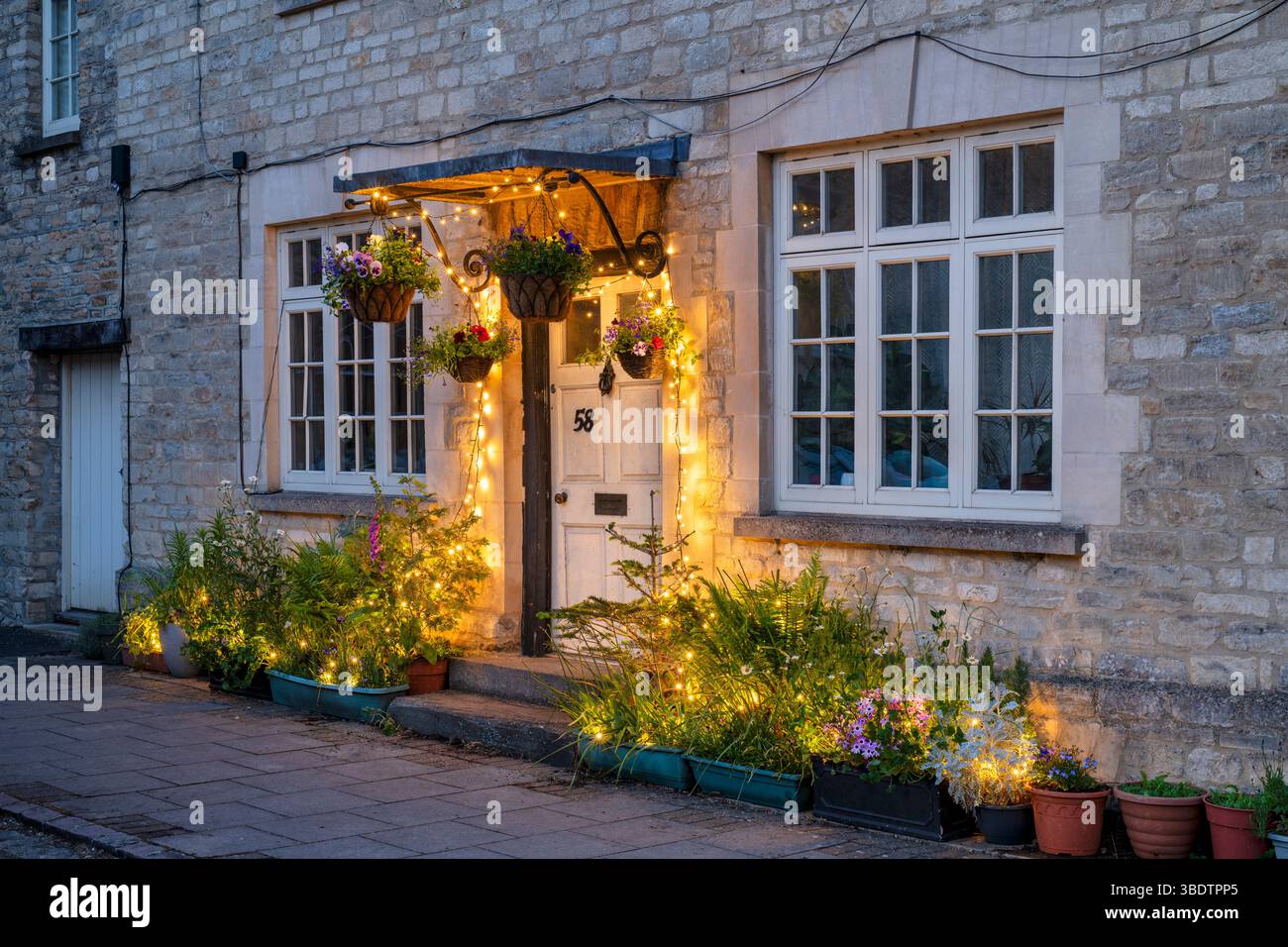 Casa cittadina di Woodstock con luci da favola al crepuscolo. Woodstock, Oxfordshire, Inghilterra Foto Stock