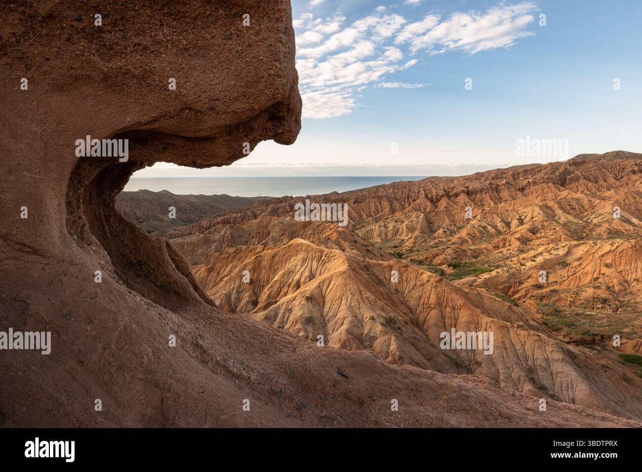 Arenaria naturale e formazioni di arenaria nel canyon fiabesco sulla riva di Issyk Kul Foto Stock