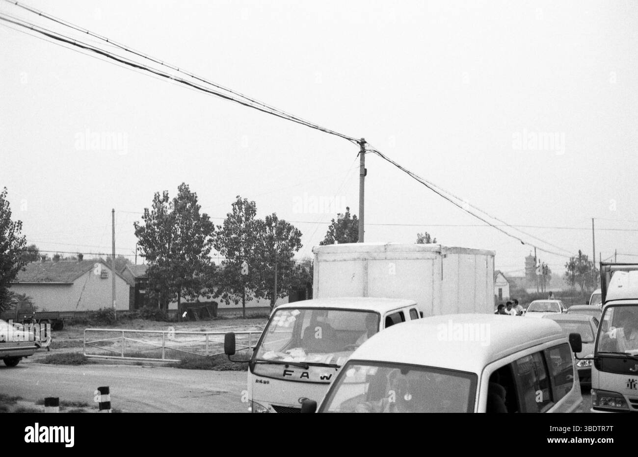 Vista in treno di veicoli e persone in attesa al Rural Level Crossing, Cina, primi anni '2010 Foto Stock