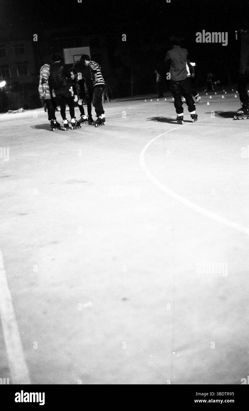 Allenamento di pattinaggio in linea di gruppo di notte, fine anni '2000 Foto Stock Allenamento di pattinaggio in linea di gruppo di notte, fine anni '2000 Foto Stock