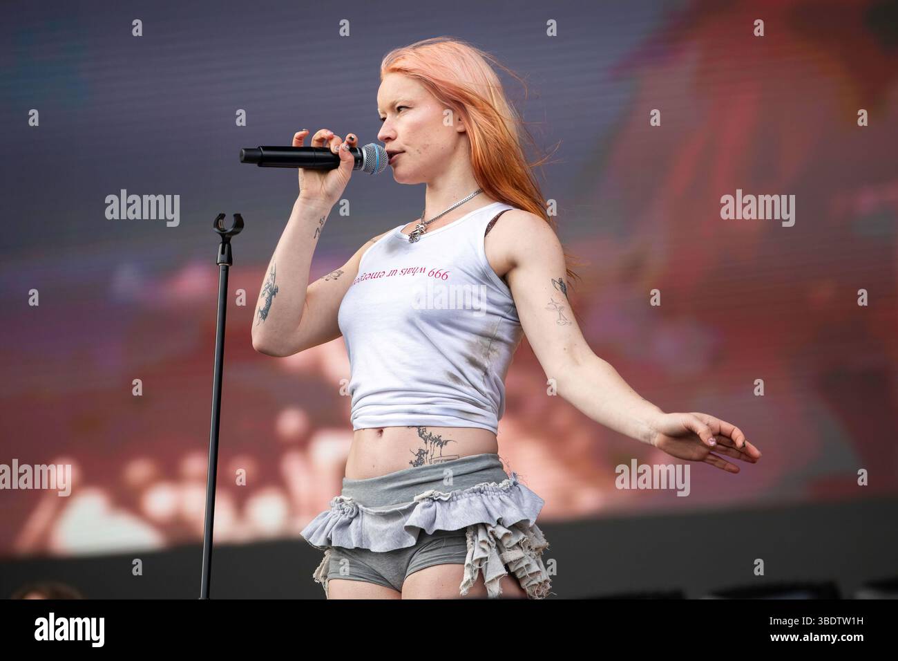 Liverpool, Inghilterra, 25 maggio 2025. Wet Leg che suona radio 1 Main Stage alla BBC radio 1 Big Weekend al Sefton Park di Liverpool. Crediti: Izzy Clayton/Alamy Live News Foto Stock