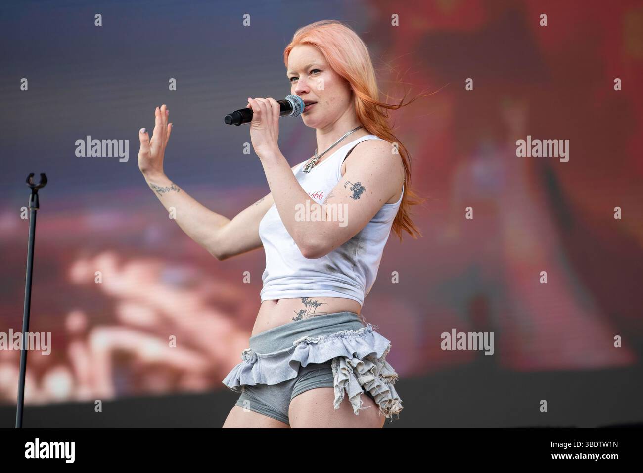 Liverpool, Inghilterra, 25 maggio 2025. Wet Leg che suona radio 1 Main Stage alla BBC radio 1 Big Weekend al Sefton Park di Liverpool. Crediti: Izzy Clayton/Alamy Live News Foto Stock