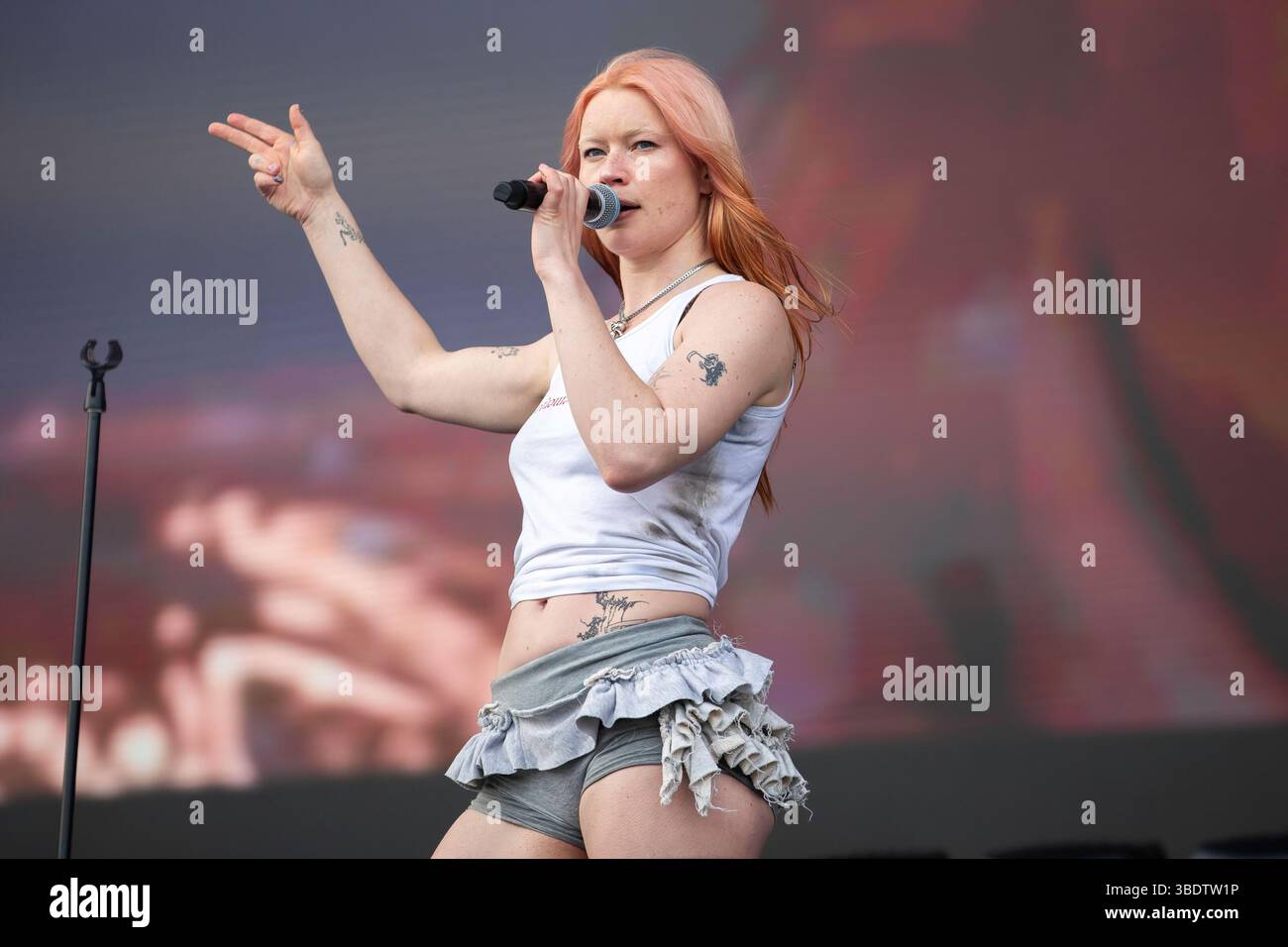 Liverpool, Inghilterra, 25 maggio 2025. Wet Leg che suona radio 1 Main Stage alla BBC radio 1 Big Weekend al Sefton Park di Liverpool. Crediti: Izzy Clayton/Alamy Live News Foto Stock