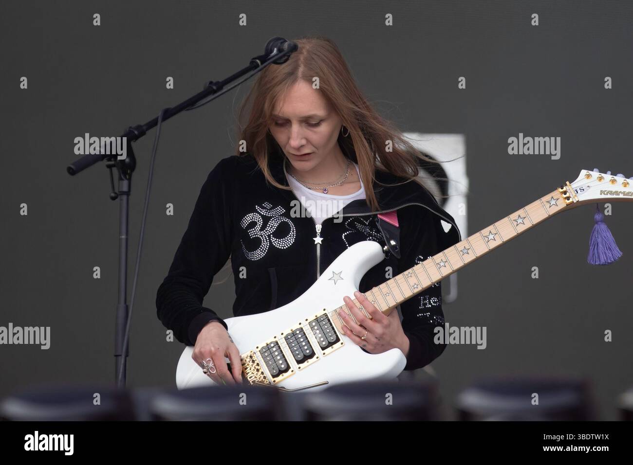 Liverpool, Inghilterra, 25 maggio 2025. Wet Leg che suona radio 1 Main Stage alla BBC radio 1 Big Weekend al Sefton Park di Liverpool. Crediti: Izzy Clayton/Alamy Live News Foto Stock