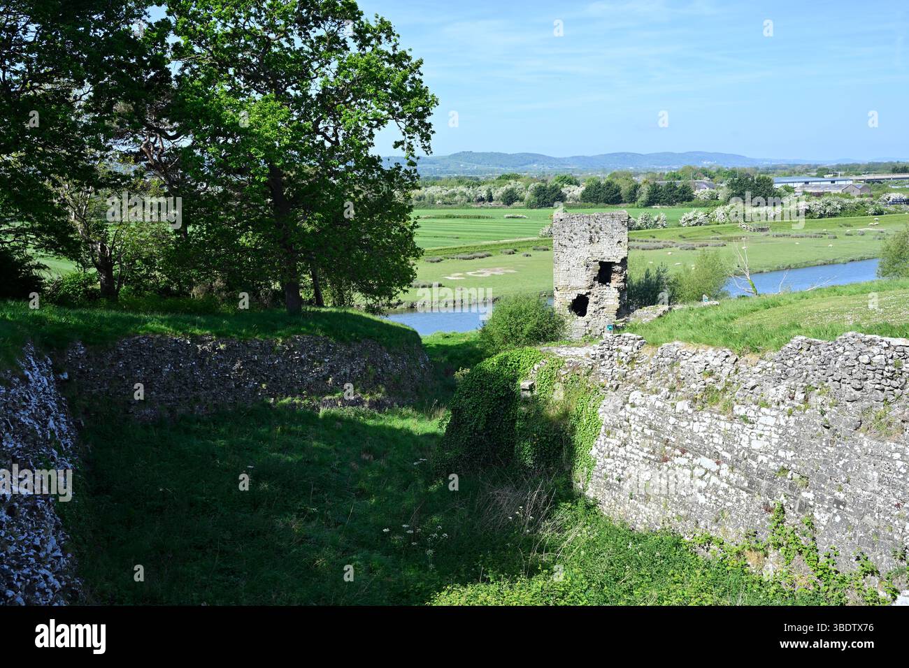 Parte del fossato e del porto in rovina al castello di Rhuddlan o a Castell Rhuddlan, castello gallese CADW Wales UK May Foto Stock