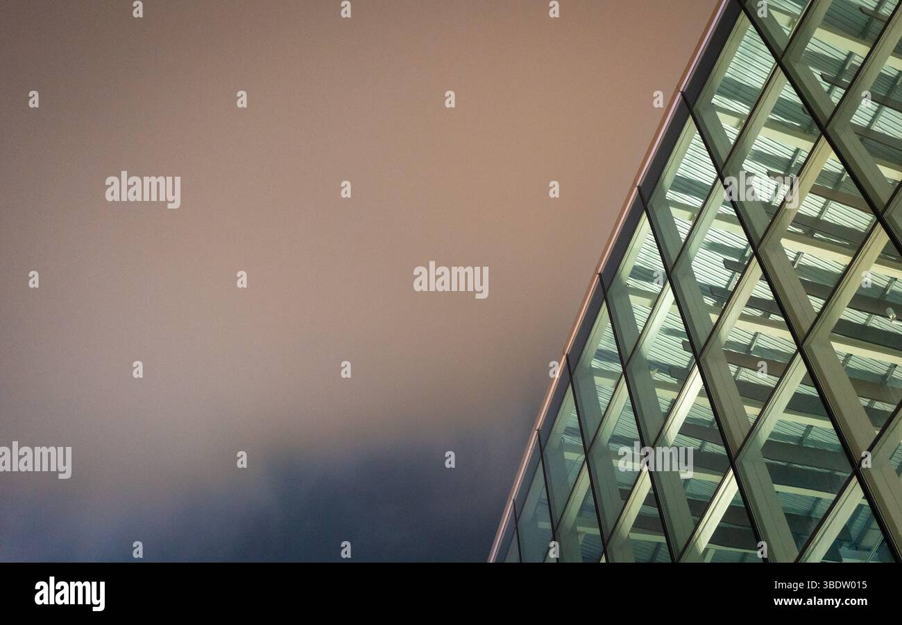 Moderno edificio esterno in acciaio. Vista ad angolo basso, contro il cielo notturno. Copia spazio. Foto Stock