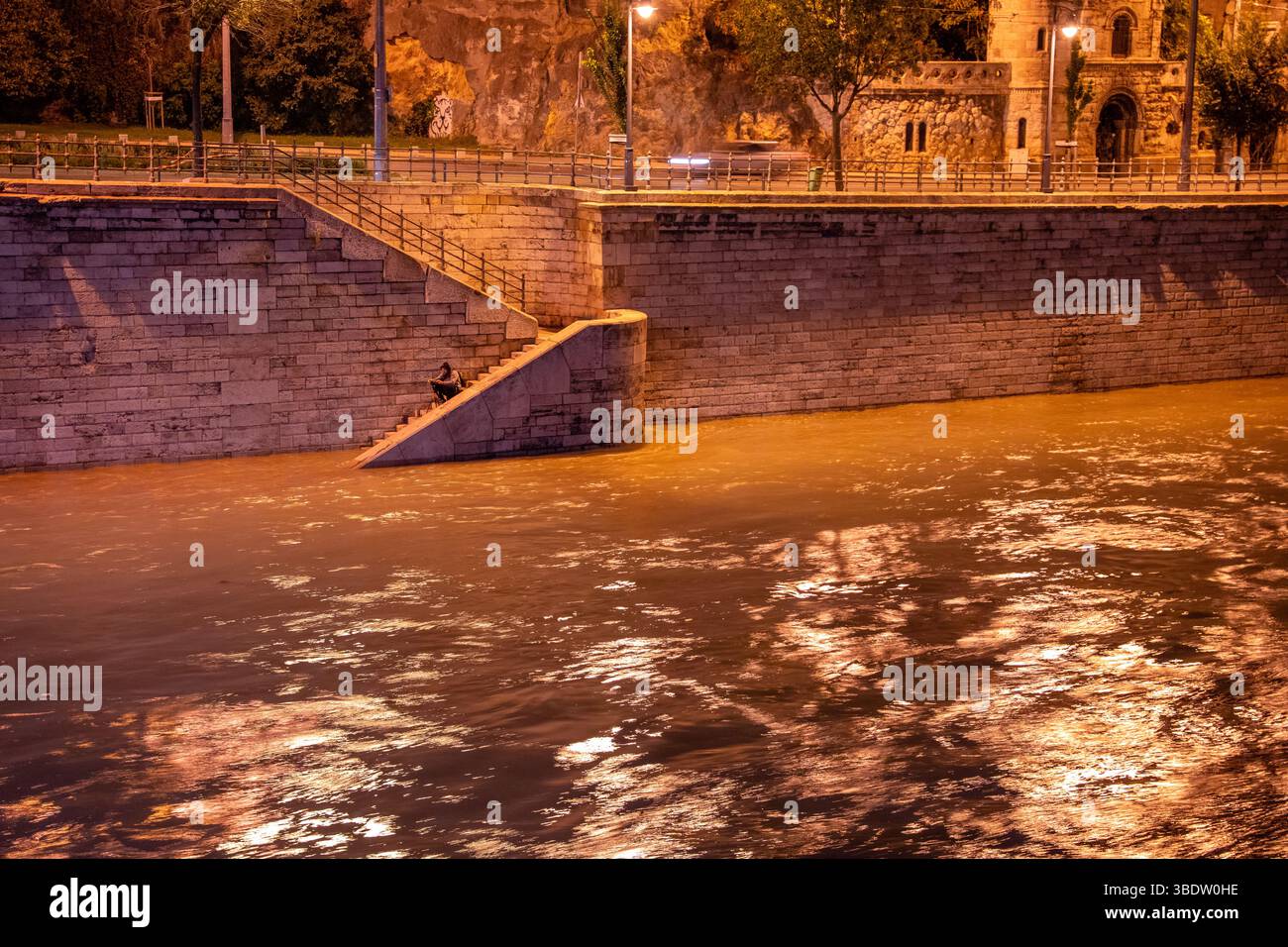 Budapest, Ungheria - 21 settembre 2024: Scala sommersa in pietra che scompare nelle acque alluvionali del Danubio Foto Stock