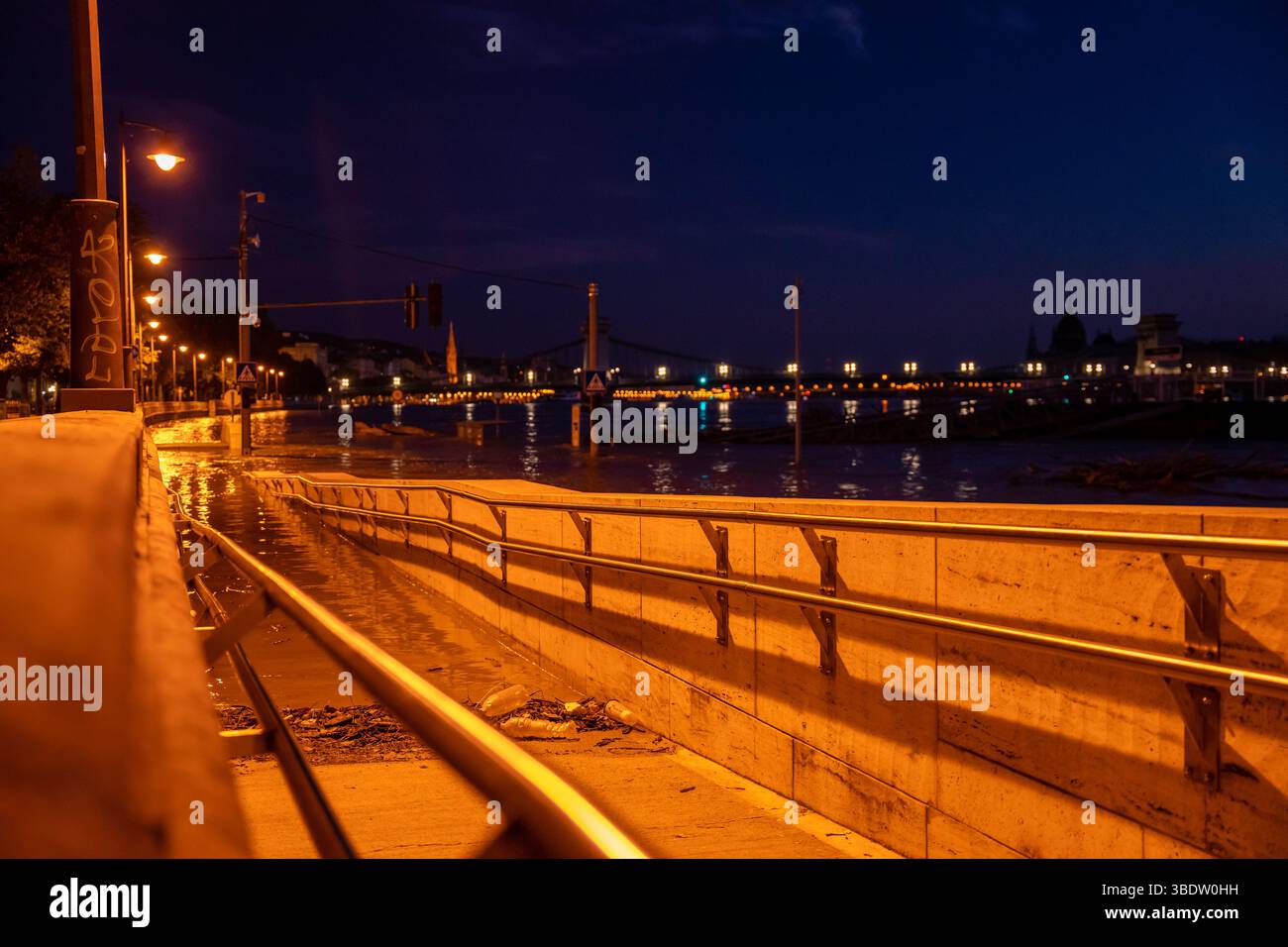 Budapest, Ungheria - 21 settembre 2024: Budapest inondata di notte con la sagoma oscura del Parlamento Foto Stock