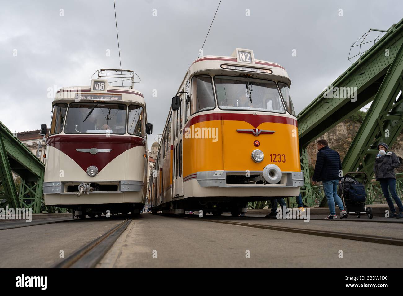 Budapest, Ungheria - 6 ottobre 2024: Coloratissimi tram retrò in fila per i visitatori da esplorare Foto Stock