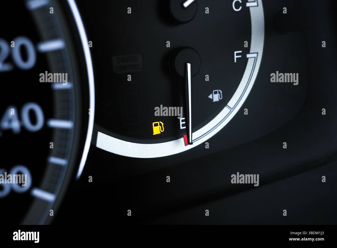 Spia di riserva carburante, L'indicatore di livello carburante indica che il serbatoio è vuoto e che sul quadro strumenti è accesa una spia gialla di riserva carburante Foto Stock