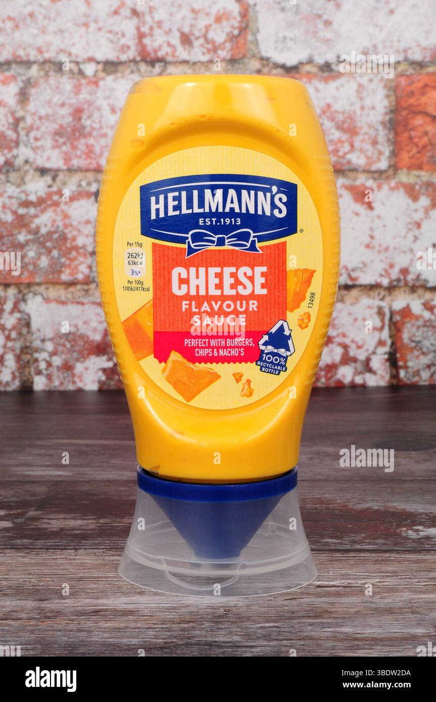 Salsa aromatizzata al formaggio Hellmans in una bottiglia spremibile da 250 g. Foto Stock
