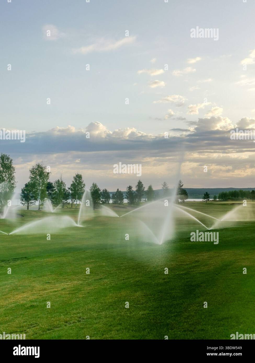 Irrigatori sul campo da golf Foto Stock