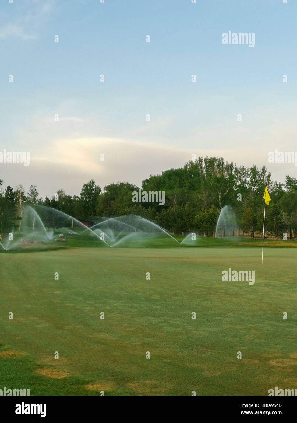 Irrigatori sul campo da golf Foto Stock