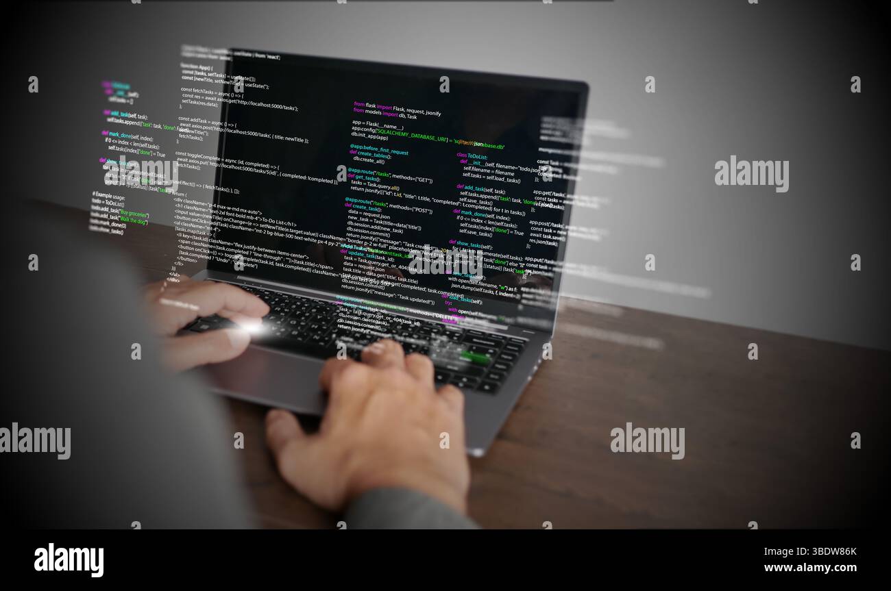 Le mani di un programmatore digitano su un laptop visualizzando il codice di programmazione, simboleggiando la tecnologia di codifica, lo sviluppo di software, le applicazioni Web. Soluzioni IT, AN Foto Stock