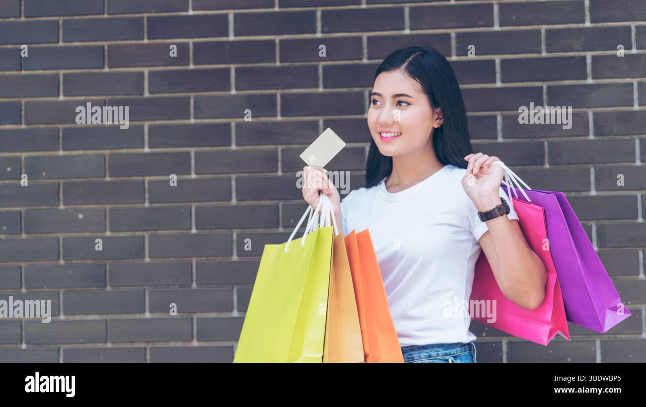 Sito Web per lo shopping online su notebook. Sito Web di e-commerce facile Acquista tramite smartphone, telefono, tablet e laptop. Avvicinare le mani utilizzando il carrello dello smartphone Foto Stock