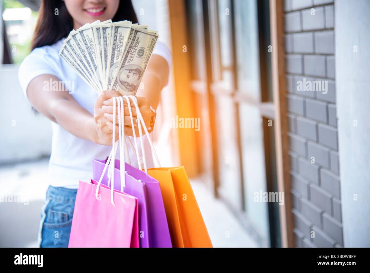 Sito Web per lo shopping online su notebook. Sito Web di e-commerce facile Acquista tramite smartphone, telefono, tablet e laptop. Avvicinare le mani utilizzando il carrello dello smartphone Foto Stock
