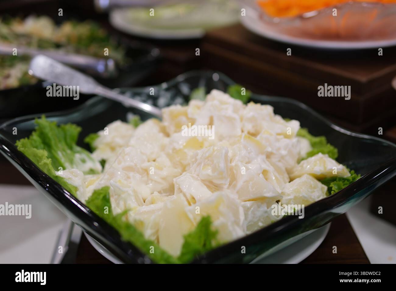 Insalata russa con verdure fresche, patate e condimento cremoso. Questa classica insalata russa offre un mix perfetto di verdure bollite, salsa piccante e sapori ricchi, ideale per un pasto rinfrescante. Foto Stock