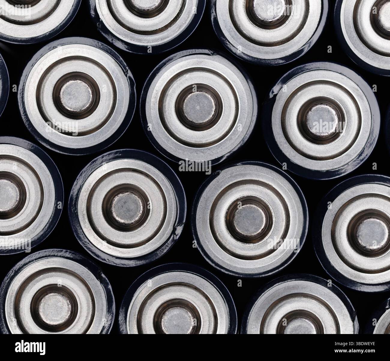 Primo piano di un gruppo di batterie AA. Ogni anno vengono smaltite miliardi di batterie, se non riciclate, possono danneggiare l'ambiente Foto Stock