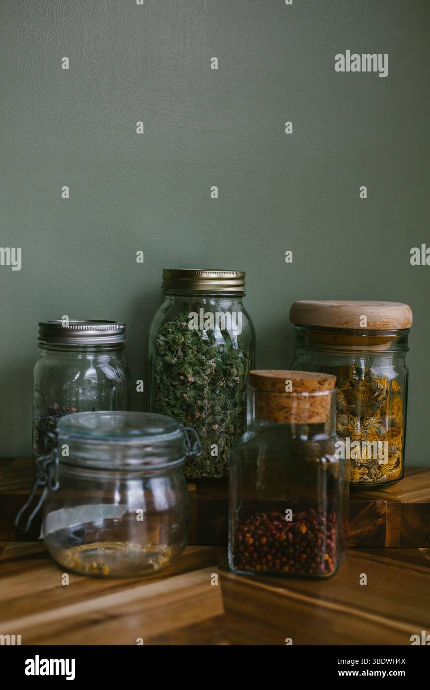 Diversi vasetti di erbe essiccate Foto Stock