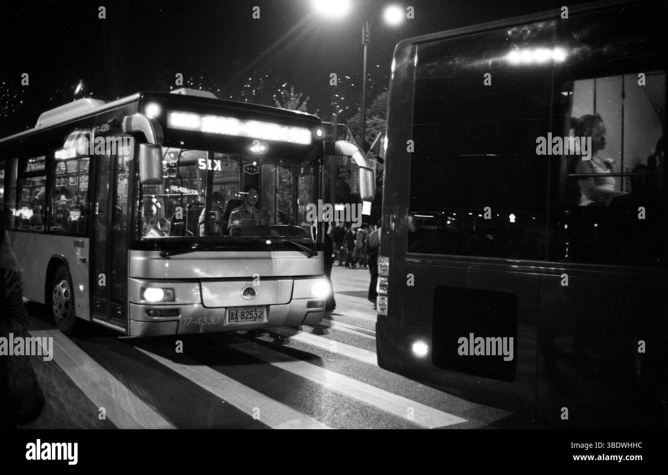 Scena notturna di Hangzhou degli anni '2010 con autobus della città Foto Stock