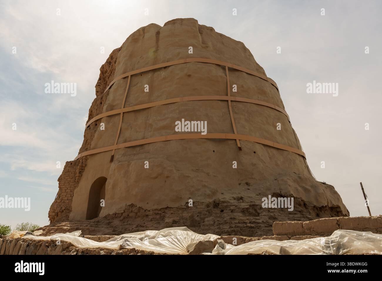Un grande e vecchio edificio con un esterno marrone e un tetto bianco Foto Stock