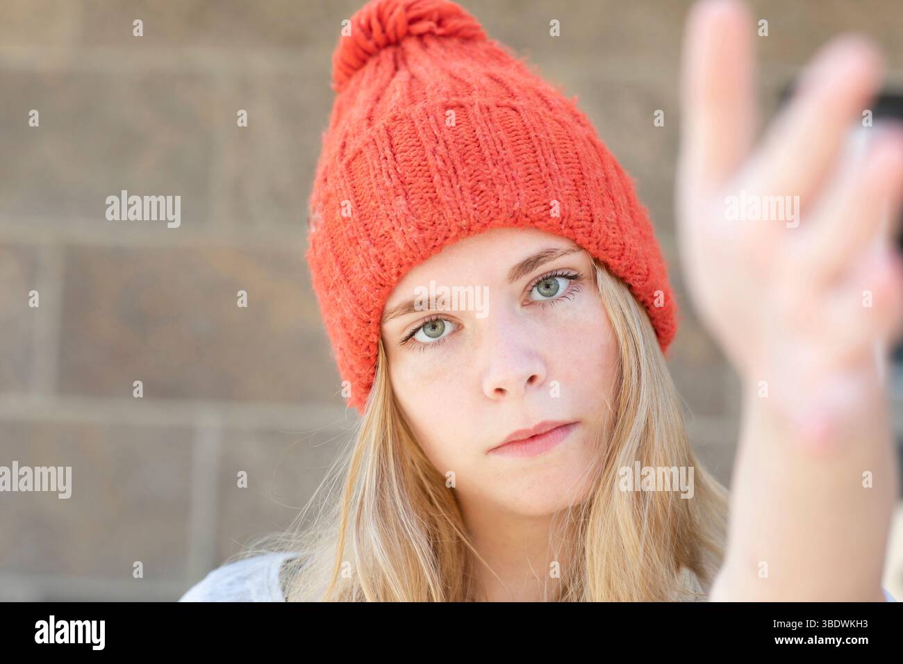 ritratto esterno giovane donna con cappello in lana rossa Foto Stock