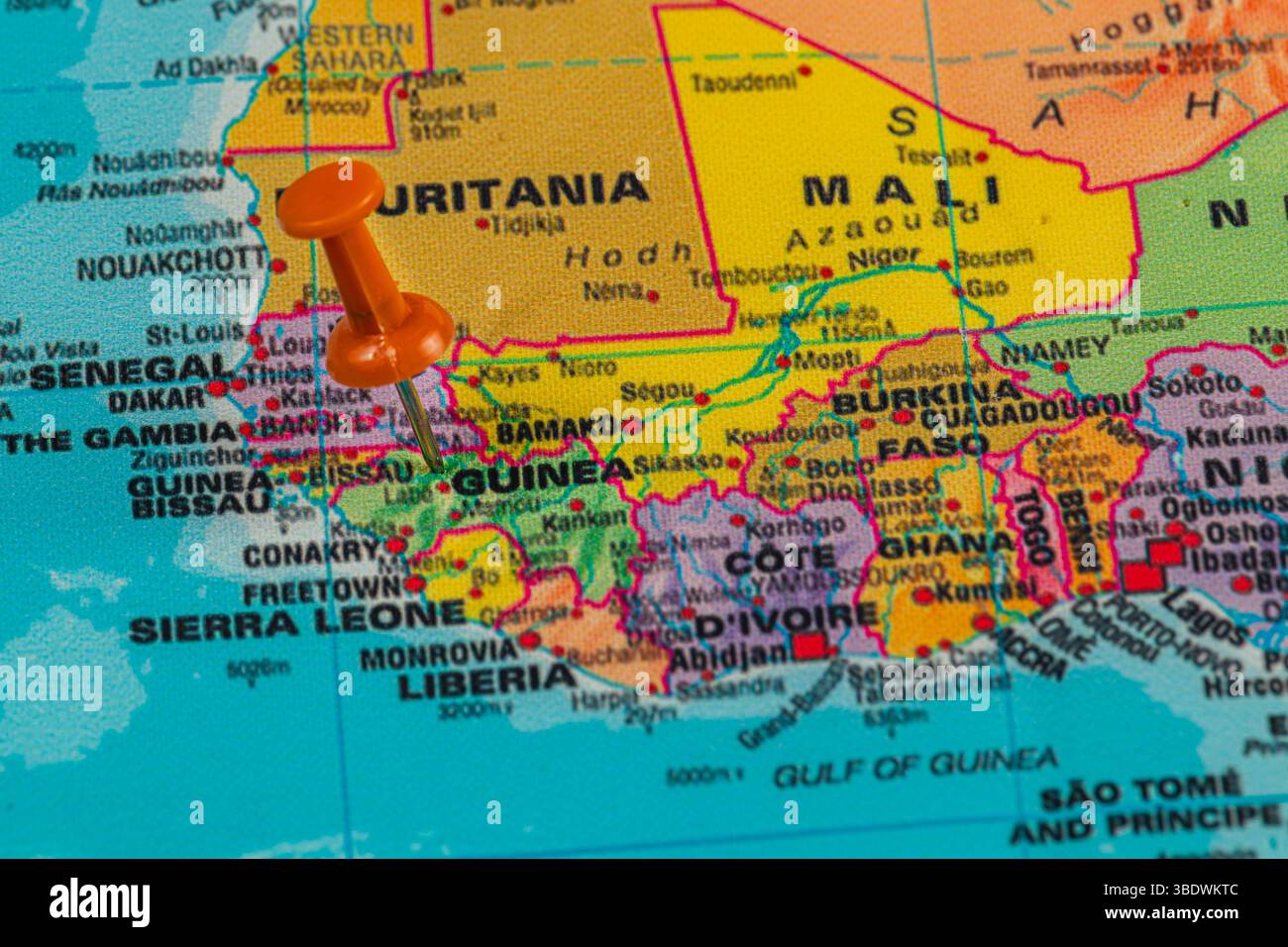 Una mappa dettagliata mostra la Guinea e i paesi vicini dell'Africa occidentale. Una spilla arancione segna la posizione della capitale, Conakry, indicando il suo geografo Foto Stock