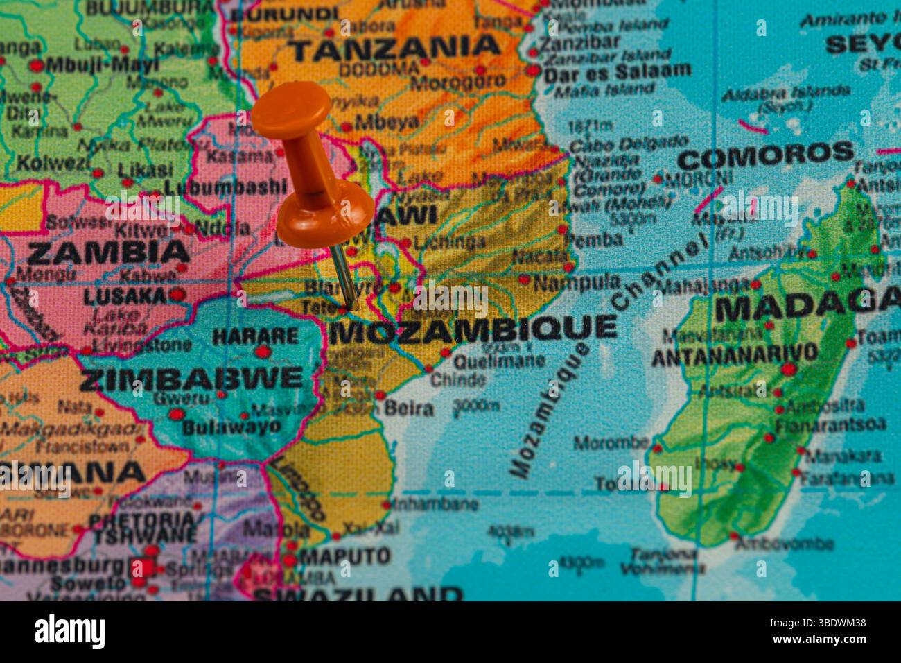 Una spilla arancione indica la posizione del Mozambico su una mappa dettagliata che mostra i vari paesi circostanti e le caratteristiche geografiche del sud-est Foto Stock Una spilla arancione indica la posizione del Mozambico su una mappa dettagliata che mostra i vari paesi circostanti e le caratteristiche geografiche del sud-est Foto Stock