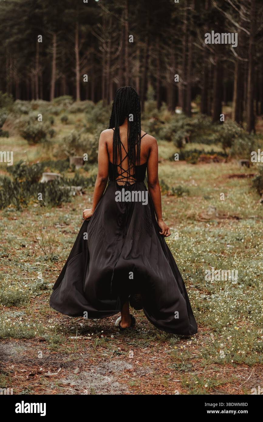 Giovane donna che se ne va in una foresta Foto Stock