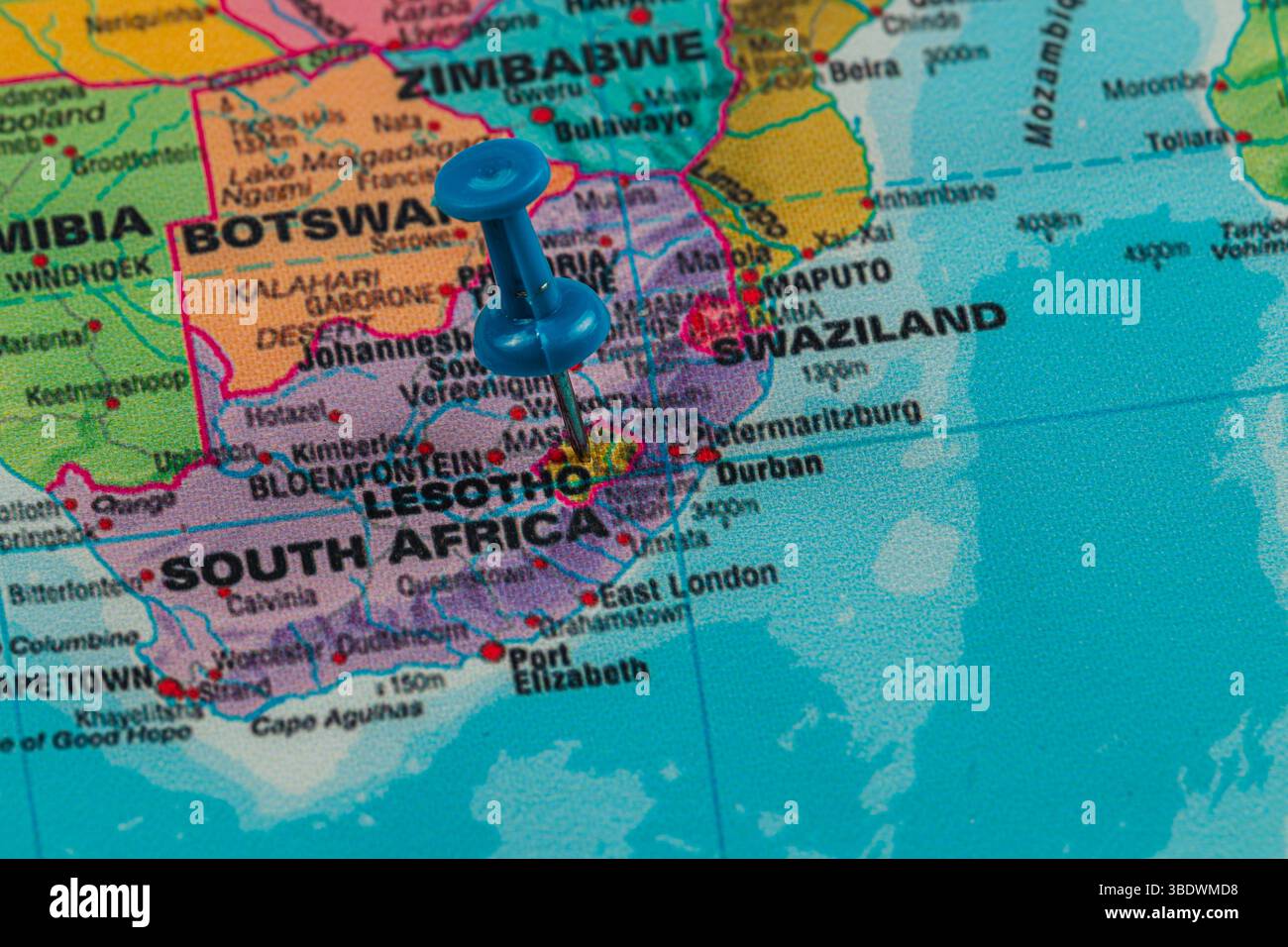 Una spilla blu segna la posizione del Lesotho su una mappa colorata con i paesi circostanti, tra cui il Sudafrica e lo Swaziland, che mostrano la regione Foto Stock Una spilla blu segna la posizione del Lesotho su una mappa colorata con i paesi circostanti, tra cui il Sudafrica e lo Swaziland, che mostrano la regione Foto Stock