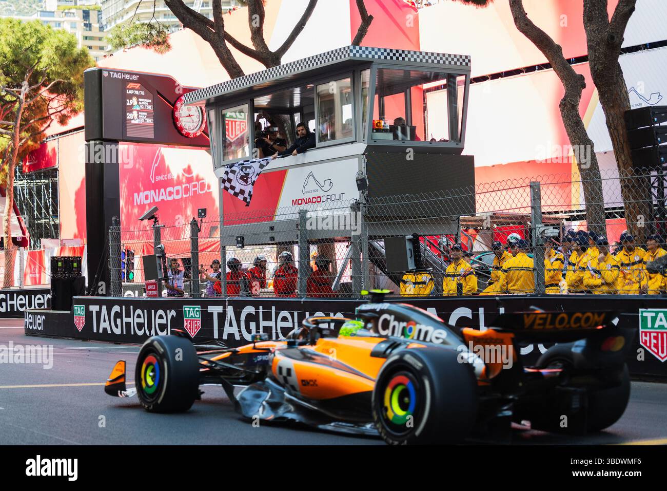 Circuito di Monaco, Monte carlo, Monaco. 25.May.2025; Lando Norris di Gran Bretagna e McLaren F1 Team riceve la bandiera a scacchi durante il Gran Premio di Formula uno di Monaco crediti: Jay Hirano/AFLO/Alamy Live News Foto Stock